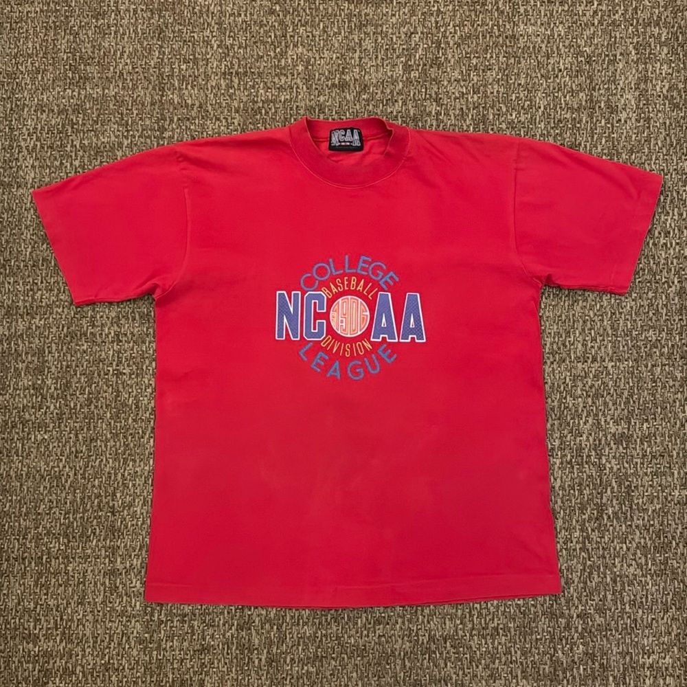 Vintage NCAA College League Baseball Division Tshirt